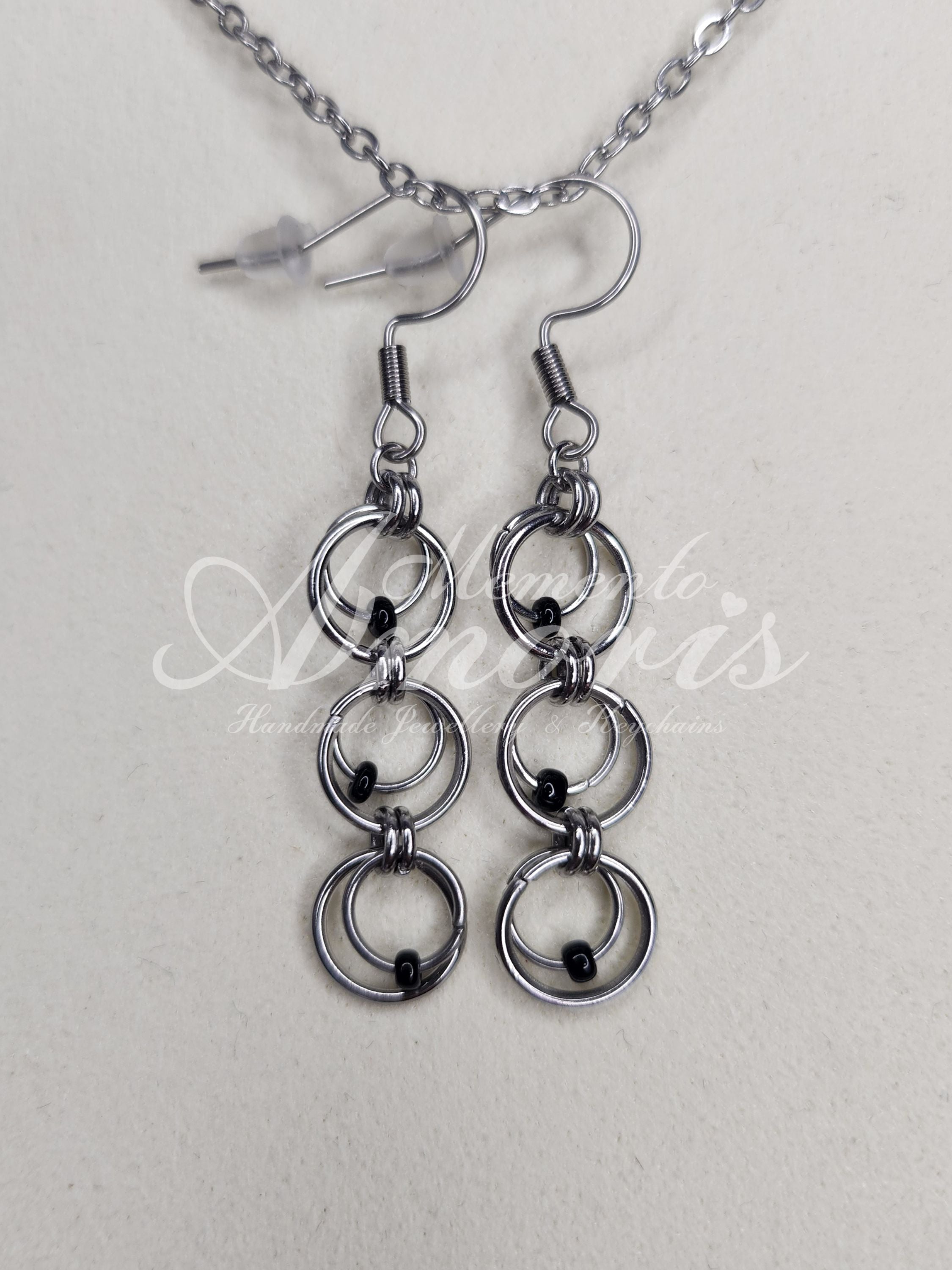 Elegant Rings Earrings in silver, black