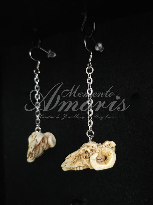 Chained Skulls Earrings in silver